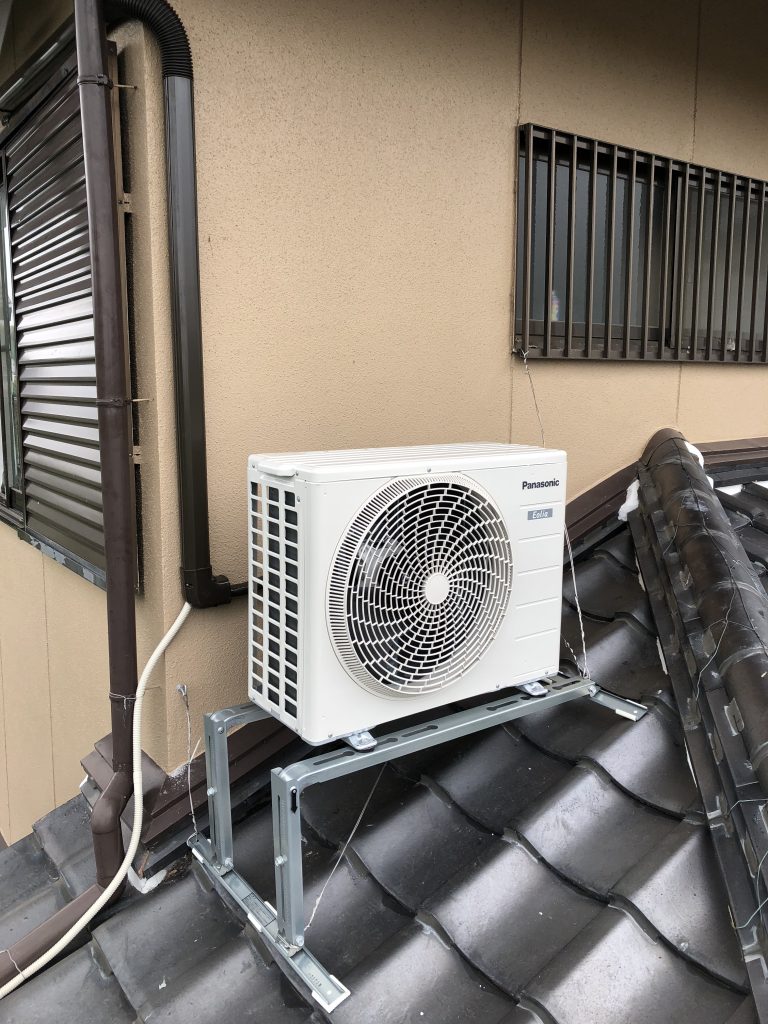 『傾斜屋根置きアングル（直角タイプ）パターン』エアコン施工事例 クシダデンカ三重県津市で省エネ家電・ソニー製品・リフォームをお求めはお気軽にどうぞ